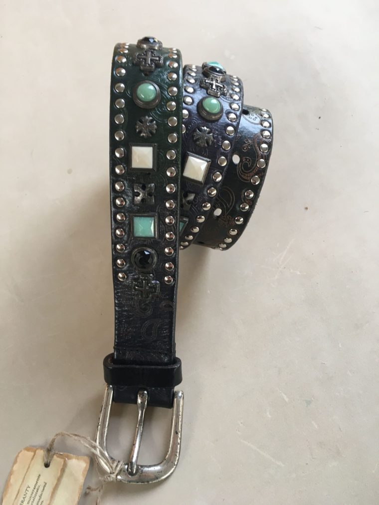 Cintura in cuoio con borchie