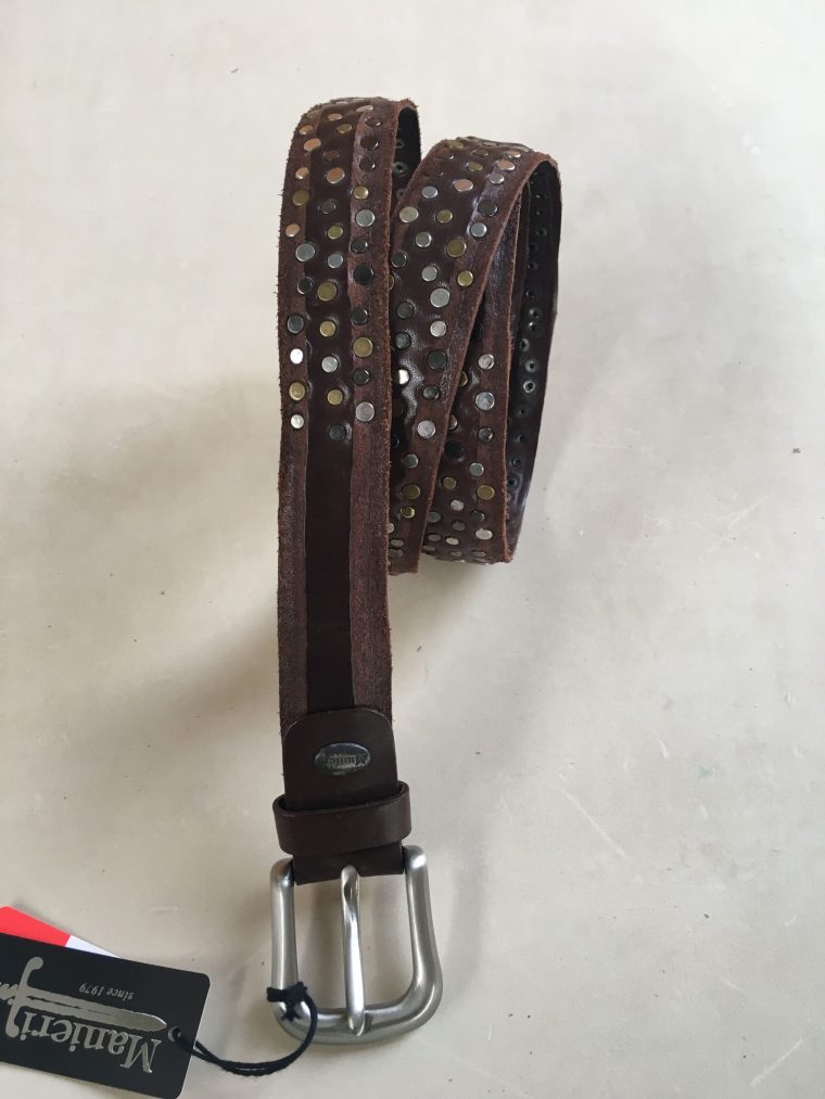 Cintura in cuoio con bulloni