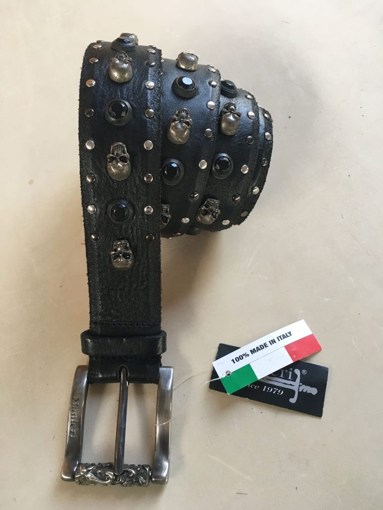Cintura in cuoio con borchie e strass