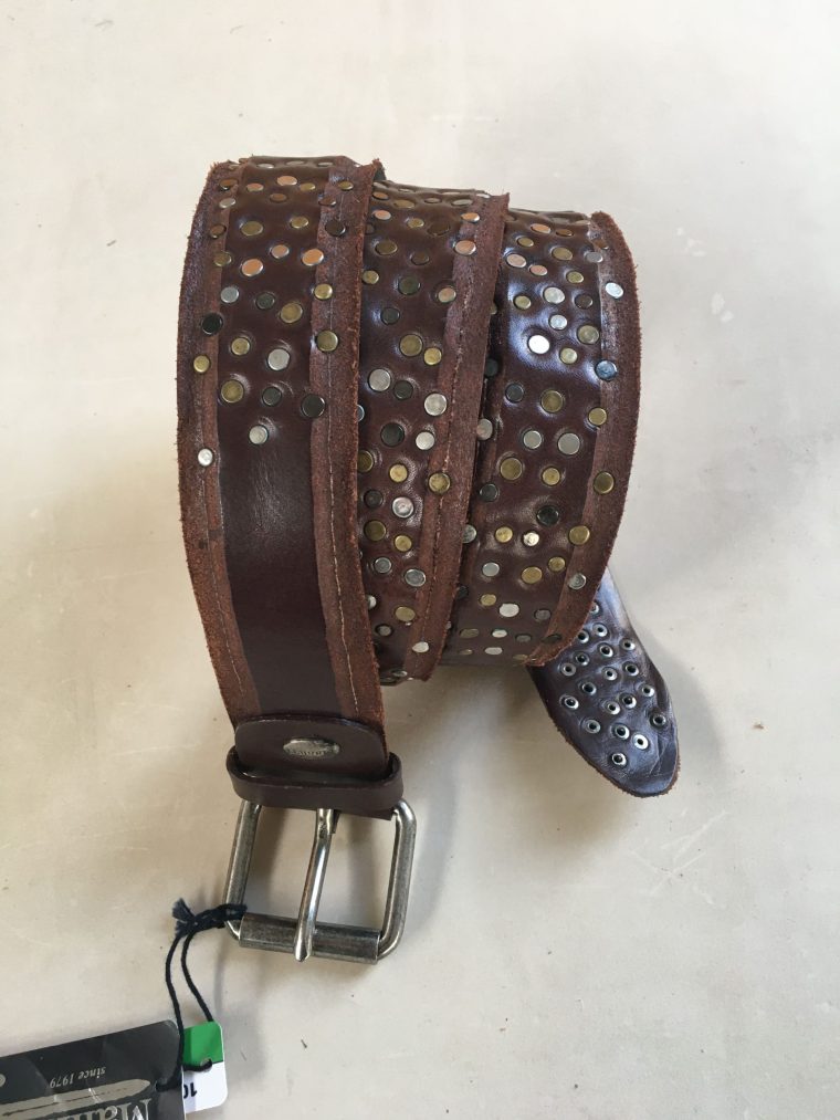 Cintura in cuoio con bulloni