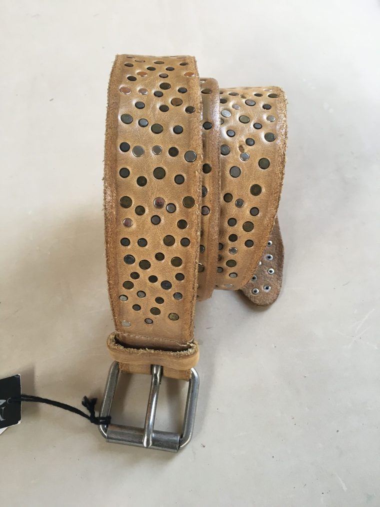 Cintura in cuoio con bulloni