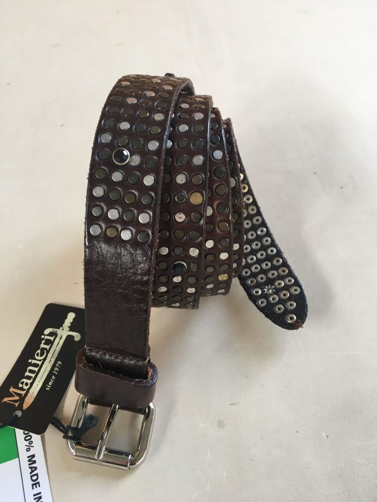Cintura in cuoio con bulloni e strass